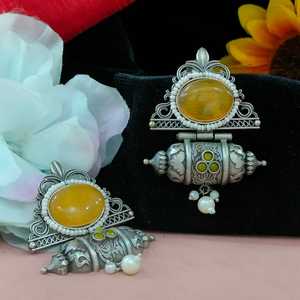 Pendientes de metal oxidado Premium Vintage, encanto rústico y detalles intrincados hechos de metales chapados en plata o aleados - Product Image 1