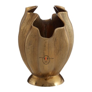 Vase texturé de fleur en aluminium de luxe de vente chaude coulée de fer de haute qualité pour le mariage extérieur et la décoration à la maison - Product Image 3