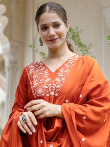 Salwar Kameez indien pakistanais de créateur en rayonne lourde avec broderies multicolores et détails orange, idéal pour les fêtes, mariages et tenues décontractées. - Product Image 3