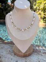 Collier léger personnalisé en perles de nacre et pierres naturelles colorées, avec lettres, faible MOQ