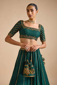 Lehenga Vichitra Semi-Cosida con Blusa y Dupatta con Bordado de Lentejuelas, Conjunto Elegante para Fiestas, Bodas y Eventos Festivos - Product Image 5