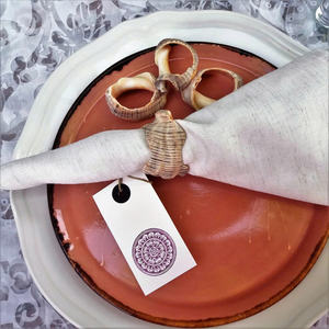 Anneau de serviette en coquillage de qualité supérieure avec surface nacrée, design unique pour la décoration de table de luxe et les événements - Product Image 3