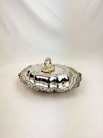 Plat de service en métal antique avec sculptures ornées Accent parfait pour les intérieurs inspirés du patrimoine et les styles de maison classiques