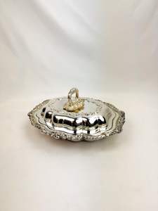 Plato de servir de metal antiguo con tallas ornamentadas Acento perfecto para interiores inspirados en el patrimonio y estilos caseros clásicos - Product Image 3