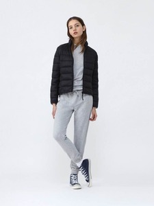 Chaqueta acolchada con capucha acolchada para mujer de la mejor calidad en negro Nuevo diseño con tela transpirable y decoración de letras de piel de oveja - Product Image 4