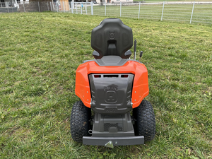 Cortacésped Husqvarna Rider R214TC Comfort Edition con plataforma delantera de 94 cm, tractor de jardín hidrostático de 16 HP y doble cilindro en venta - Product Image 6