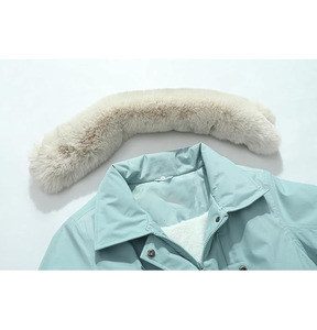 Doudoune longue pour femme avec capuche en fourrure offrant une isolation supérieure, respirante, séchage rapide, tissu uni, élégante, pour le froid - Product Image 5