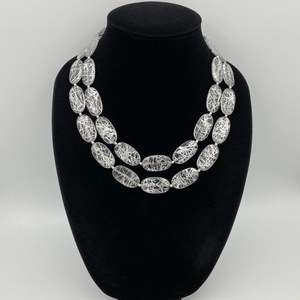 Collier à la mode en cordon de perles en résine artisanale avec prix marketing - Product Image 1