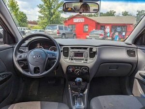 KIA RIO LX 2010 d'occasion, traction avant, en bon état de marche - Product Image 4