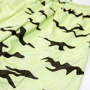 Pantalones cortos atléticos con estampado de sublimación personalizado para hombre de poliéster 100%, malla elástica de cintura media, ropa deportiva para baloncesto y correr, calidad - Product Image 5