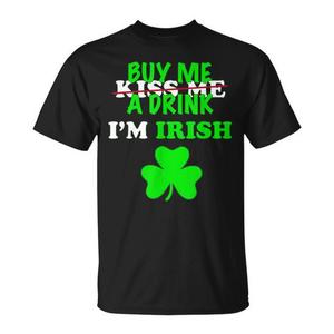 Compra para mí una bebida, soy irlandés, camiseta del Día de San Patricio con diseño de trébol verde - Product Image 1
