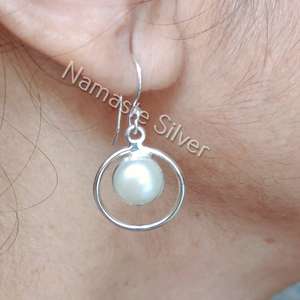 Boucles d'oreilles pendantes en argent faites à la main avec perles d'eau douce, bijoux élégants en perles, cadeau de mariage pour elle - Product Image 1