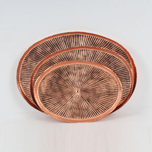 Bandeja de servicio chapada en oro de aluminio de diseño martillado con bandeja de servicio de contorno de diseñador sin asas - Product Image 3