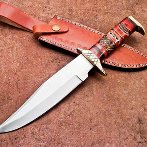Cuchillo Bowie de caza para acampar, acero D2, borde parcialmente dentado, mango de hueso de camello grabado, refuerzo de latón fundido a mano, multifunción - Product Image 1