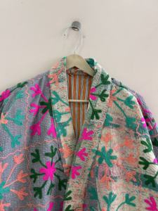 Veste kimono courte vintage faite à la main en tissu Suzani Kantha, style bohème pour femmes - Product Image 4