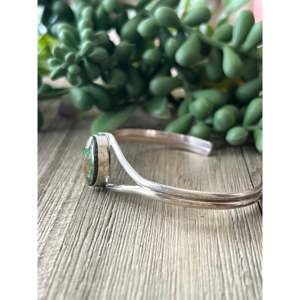 Bracelet manchette en argent sterling avec turquoise Royston, fait main par des artisans Navajo - Product Image 3