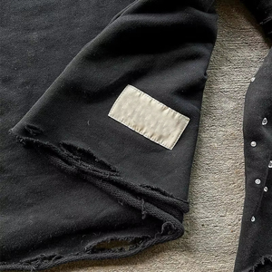 เสื้อยืดพิมพ์ลายแขนยาวสองชั้นทรงโอเวอร์ไซส์ลายปักโลโก้พลอยเทียม - Product Image 4