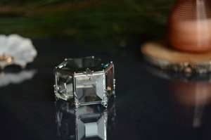 Boîte à bagues en verre de forme hexagonale de conception esthétique Organisateur de bijoux en verre et cadre en métal pour les fiançailles de mariage - Product Image 2