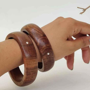 Brazalete de Madera Real Hecho a Mano Ecológico en Oferta con Diseño Moderno de Forma Redonda con Dije Floral y Artesanía de Media Luna - Product Image 4