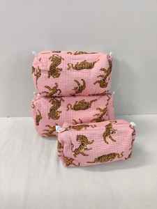 ชุดกระเป๋าเครื่องสำอางผ้าฝ้ายลายเสือดาว 3 ชิ้น พร้อมซิป น้ำหนักเบา เหมาะสำหรับการเดินทาง ใช้จัดระเบียบ จากราชสถาน - Product Image 4