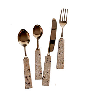 Ensemble de couverts de table en résine couleur pêche avec poignée en or poli miroir, pour table avec quatre pièces, design unique en terrazzo - Product Image 1