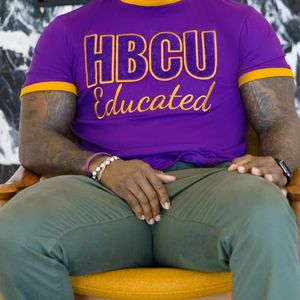 HBCU istruito in oro viola ciniglia ricamato Tee Omega greco Life abbigliamento Custom cotone confraternita T Shirt uomo - Product Image 6