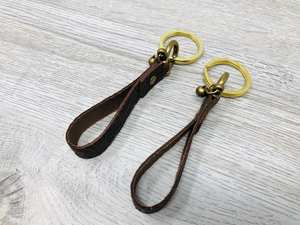 Porte-clés en cuir véritable marron durable fait à la main, design floral en relief, logo personnalisé, forme ovale - Cadeau promotionnel haut de gamme - Product Image 4