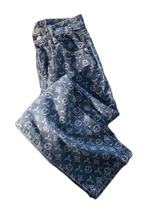 Mejora tu guardarropa con diseños personalizados y acabados de tela de alta calidad para tus pantalones vaqueros con estampado único. - Product Image 6