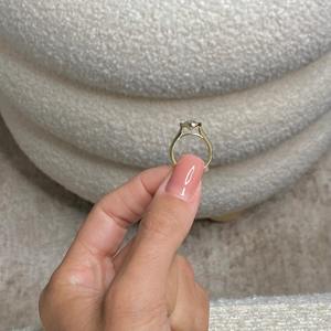 Anillo de Lujo para Mujer con Diamante Cultivado en Laboratorio de Corte Ovalado de 2.50 Quilates, Color Fantasía, Oro Amarillo de 18k, Engaste Solitario Moderno con Bisel, Certificado IGI - Product Image 2