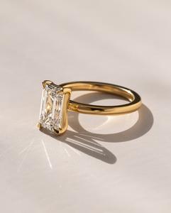 Bague de fiançailles solitaire CZ taille émeraude 7x9mm en or | Bijoux de mariage minimalistes classiques - Product Image 4