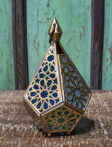 Portavelas Marroquí de Metal Dorado Antiguo, Diseño 2026, Hecho a Mano, con Vidrio de Colores - Product Image 5