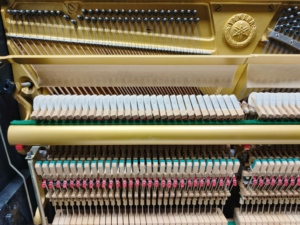 Piano acoustique droit Yamaha U2H d'occasion, d'origine japonaise, haute qualité, look élégant, son excellent, expédition mondiale. - Product Image 3