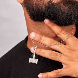 Collar con colgante de martillo de Thor Iced Out en oro blanco de 10kt y diamantes redondos de moissanita de corte brillante - Product Image 5