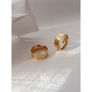 Anello in Oro 18K con Strass, Fascia da 7mm Anti-ossidazione, Impermeabile, con Intarsio da 4mm, Elegante Anello da 7mm, Regalo per Lei - Product Image 1