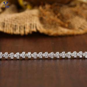 Bracelet rond en or blanc 18 carats avec diamant taillé en brillant 2.82 CT Bijoux en pierre de laboratoire de style religieux certifiés IGI - Product Image 4