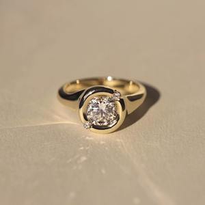 แหวนแหวนหมั้นเพชรเม็ดกลมสีเงินพิเศษสำหรับปลูก VS1 1.50 CT F ออกแบบได้ตามต้องการจากผู้ผลิตโดยตรง - Product Image 1