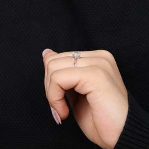 Anillo de Compromiso Solitario con Diamante Cultivado en Laboratorio, Opciones de Plata de Ley/Oro/Platino, Claridad VS1, Diseño Ovalado Elegante - Product Image 4