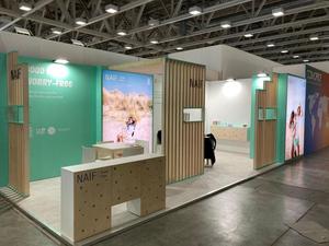 Stand Espositivo Portatile Personalizzato Design Modulare in Legno Resistente per Fiere Commerciali e Supermercati - Product Image 4