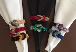 Lot de 4 ronds de serviette noués perlés colorés - Product Image 3