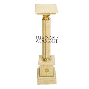 Piédestal classique en marbre beige crème avec colonne cannelée et encolure en laiton doré - Product Image 1