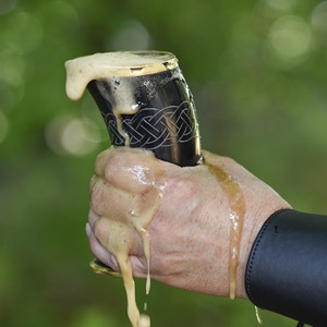 Tasse de corne à boire Viking faite à la main | Cadeau de chope de bière en corne de boeuf gravé sur mesure pour vos amis. - Product Image 4