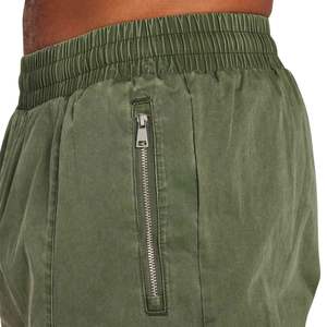 Pantalones cargo caqui oscuros para hombre con acabado lavado resistente, cierres de metal y bolsillos laterales funcionales - Product Image 6