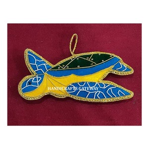 Tissu Matériel Zari Broderie Poisson Forme Ornement Suspendu De Noël Avec Design Créatif Décoration De La Maison Articles Très Moins Cher - Product Image 1