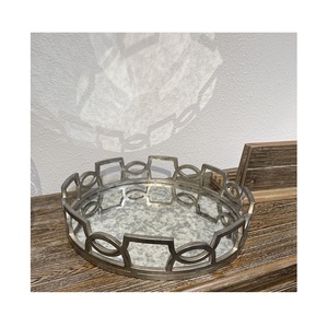 Plateau en métal orné doré antique pour parfum, bijoux et décoration intérieure avec un design réfléchissant artisanal complexe - Product Image 6