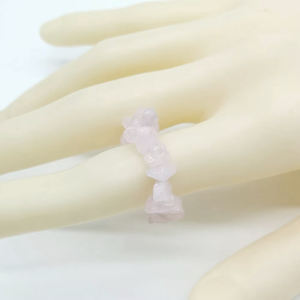 Anillo de cuentas de Chips sin cortar de piedras preciosas de cuarzo rosa hecho a mano-Anillo apilable para mujer-Anillo de Chip de piedras preciosas irregulares al por mayor - Product Image 1