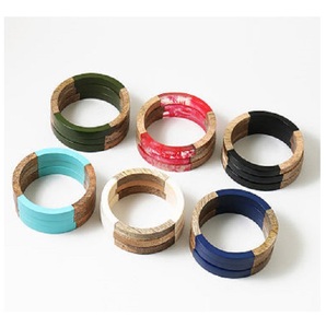 Bracelets en résine unisexe élégants pour filles et dames Bracelets en bois faits à la main Bijoux de mode laqués à prix réduit - Product Image 5