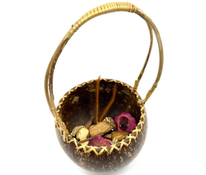 Vase décoratif avec coquille de noix de coco Décoration intérieure écologique faite à la main pour intérieurs de style naturel et tropical - Product Image 2