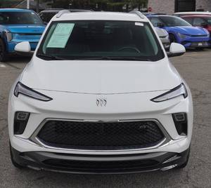 Buick Encore GX Sport Touring FWD 2024 d'occasion, système de navigation, démarrage à distance, sièges en cuir, transmission automatique, jantes en alliage, conduite à gauche - Product Image 1