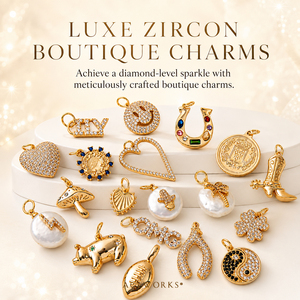 Boutique di Zirconi di Lusso |   Ciondolo Pavé CZ in Ottone Placcato Oro 18K |   Ciondoli a forma di ferro di cavallo, pallone da calcio, cuore, wishbone e fungo - Product Image 1