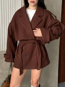 Élégant manteau trench court en mélange de laine marron avec ceinture, manches longues et col châle, idéal pour l'automne - Product Image 2
